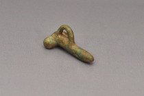 ARQUEOLOGÍA. ROMA. Amuleto fálico (ss. I-IV d.C.). Bronce. Longitud 4,6 cm.