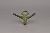 ARQUEOLOGÍA. ROMA. Amuleto fálico (ss. I-IV d.C.). Bronce. Longitud 7,1 cm.