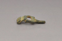 ARQUEOLOGÍA. ROMA. Amuleto fálico (ss. I-IV d.C.). Bronce. Longitud 4,9 cm.