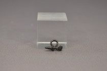 ARQUEOLOGÍA. ROMA. Amuleto de falo e higa (ss. I-IV d.C.). Plata. Longitud 1,1 cm.