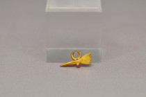 ARQUEOLOGÍA. ROMA. Amuleto de falo e higa (ss. I-IV d.C.). Oro. Longitud 1,2 cm.