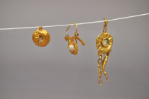 ARQUEOLOGÍA. ROMA. Lote de 2 pendientes y un colgante (ss. III-IV d.C.). Oro. Longitud de 1,3 a 4,3 cm.