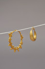 ARQUEOLOGÍA. ROMA. Lote de 2 pendientes (ss. I-IV d.C.). Oro. Longitud de 1,5 a 2,6 cm.