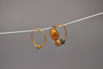 ARQUEOLOGÍA. ROMA. Lote de 2 pendientes (ss. I-IV d.C.). Oro. Longitud de 1,5 a 2 cm.