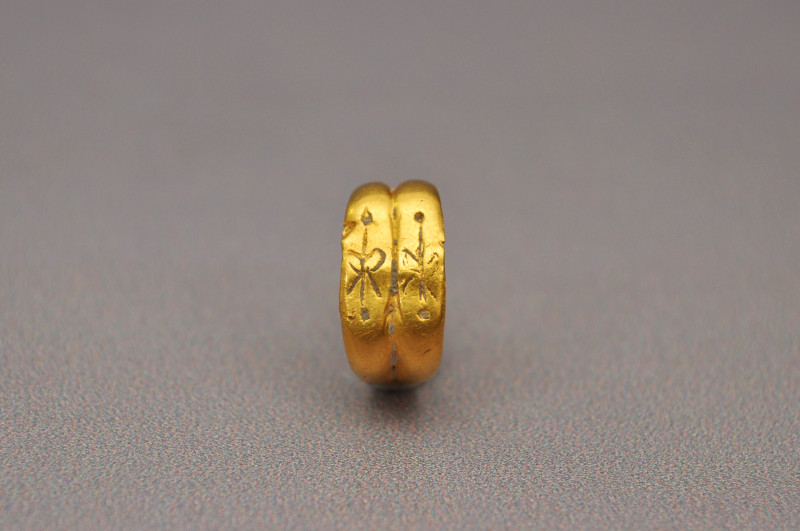 ARQUEOLOGÍA. ROMA. Anillo infantil doble con símbolos esquemáticos grabados (ss....
