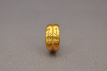 ARQUEOLOGÍA. ROMA. Anillo infantil doble con símbolos esquemáticos grabados (ss. I-IV d.C.). Oro. Diámetro 1,4 cm.