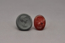 ARQUEOLOGÍA. ROMA. Entalle con representación de busto de Hermes a izq. con clámide y caduceo detrás (ss. I-II d.C.). Cornalina. Longitud 1,5 cm.

E...