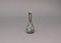 ARQUEOLOGÍA. ROMA. Ungüentario de cuerpo troncocónico y cuello con estrangulamiento (ss. I-IV d.C.). Vidrio con irisaciones. Altura 9,2 cm.

Ex cole...