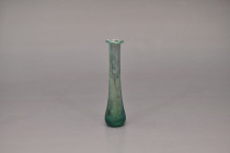 ARQUEOLOGÍA. ROMA. Ungüentario de cuerpo cónico estilizado, cuello con estrangulamiento y boca exvasada (ss. I-IV d.C.). Vidrio con irisaciones. Altur...