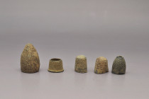 ARQUEOLOGÍA. ROMA, EDAD MEDIA Y EDAD MODERNA. Lote de 5 dedales (ss. I-XVII). Bronce. Altura de 1,4 a 3,4 cm.

Ex colección Cores.