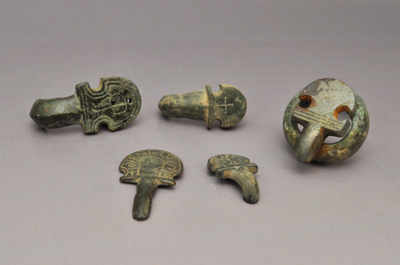 ARQUEOLOGÍA. VISIGODOS. Lote de 5 piezas: una hebilla y cuatro agujas de base es...