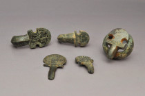 ARQUEOLOGÍA. VISIGODOS. Lote de 5 piezas: una hebilla y cuatro agujas de base escutiforme (ss. VI-VII). Bronce. Longitud de 3,4 a 5,4 cm. La hebilla p...