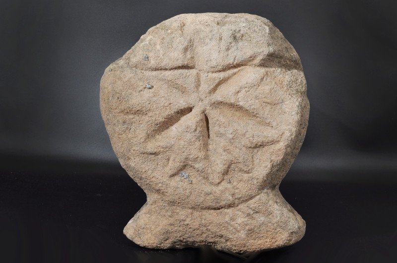 ARQUEOLOGÍA. VISIGODOS. Remate arquitectónico con decoración vegetal (ss. V-VIII...