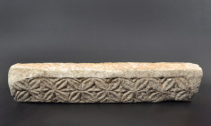ARQUEOLOGÍA. VISIGODOS. Fragmento de friso con decoración vegetal (ss. V-VIII). Piedra. Longitud 57 cm. Altura 11,5 cm.

Ex colección Cores.