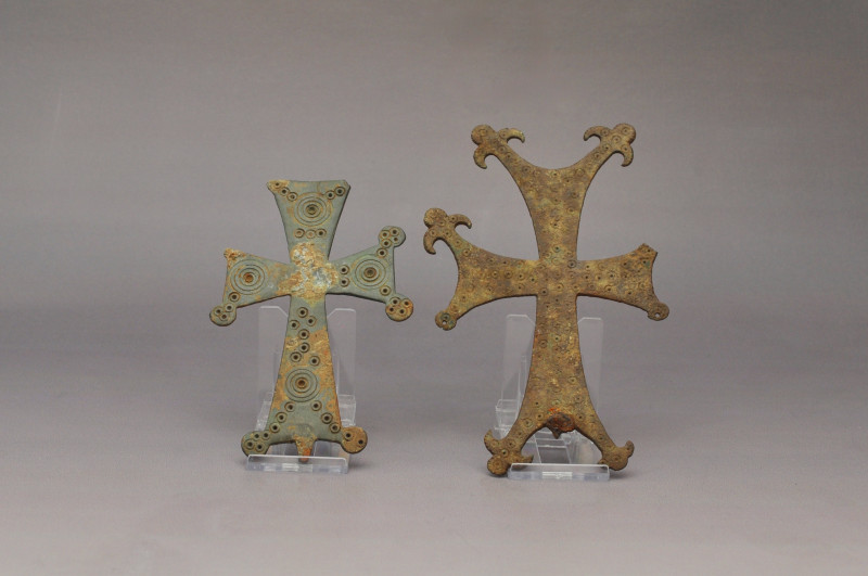 ARQUEOLOGÍA. BIZANCIO. Lote de 2 cruces con decoración de círculos concéntricos ...
