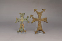 ARQUEOLOGÍA. BIZANCIO. Lote de 2 cruces con decoración de círculos concéntricos (ss. VII-X). Bronce. Longitud de 12,6 a 15,7 cm.

Ex colección Cores...