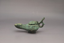 ARQUEOLOGÍA. BIZANCIO. Lucerna con tapa en forma de venera (ss. V-VII). Bronce. Longitud 13 cm.

Ex colección Cores.