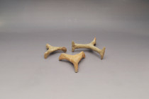 ARQUEOLOGÍA. AL-ÁNDALUS. Lote de 3 atifles (ss. VIII-XV). Cerámica. Longitud de 8,5 a 12 cm.