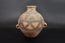 ARQUEOLOGÍA. CHINA. Neolítico. Cultura Majiayao. Vasija con dos asas y decoración geométrica (ca. 2500 a.C.). Cerámica. Altura 31 cm. Adjunta certific...