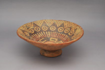 ARQUEOLOGÍA. PREHISPÁNICO. Cultura Nariño. Cuenco con pedestal decorado con figuras geométricas (800-1200). Cerámica. Diámetro 22 cm.