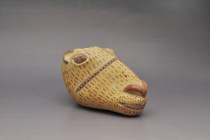 ARQUEOLOGÍA. PREHISPÁNICO. Cultura Moche. Recipiente en forma de cabeza de llama (400-800). Cerámica. Longitud 18 cm. Adjunta certificado de termolumi...