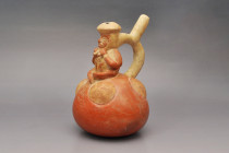 ARQUEOLOGÍA. PREHISPÁNICO. Cultura Moche. Huaco con personaje sentado y asa estribo (400-800). Cerámica. Altura 22,5 cm. Fragmentado y restaurado. Adj...