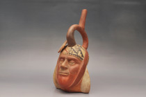 ARQUEOLOGÍA. PREHISPÁNICO. Cultura Moche. Huaco retrato con asa estribo (400-800). Cerámica. Altura 32,5 cm. Adjunta certificado de termoluminiscencia...
