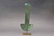 ARQUEOLOGÍA. PREHISPÁNICO. Cultura Chimú. Tumi con restos textiles (1000-1470). Cobre. Longitud 27,5 cm. Incluye peana.

Ex colección George Demetra...