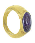ARQUEOLOGÍA. ROMA. Anillo con entalle con representación de busto de Baco (ss. I-II d.C.). Oro y amatista. Longitud 27,7 cm. Peso 6,44 gr.

Colecció...