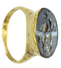 ARQUEOLOGÍA. ROMA. Anillo con entalle que muestra a Mercurio con caduceo, manto, bolsa y sandalias aladas (ss. I a.C.-I d.C.). Oro y ágata bandeada. L...