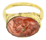ARQUEOLOGÍA. ROMA. Anillo de época augustea con entalle que muestra las cabezas de Baco y Sileno (ss. I a.C.-I d.C.). Oro y jaspe rojo. Longitud 24,3 ...