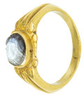 ARQUEOLOGÍA. ROMA. Anillo con aro de hombros marcados decorado con volutas y cazoleta central que alberga un camafeo ligeramente ovalado con cabeza de...