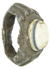 ARQUEOLOGÍA. ROMA. Anillo con aro decorado con decoración incisa, hombros marcados y acanaladuras rematadas en volutas y cabujón tronco elipsoidal (s....