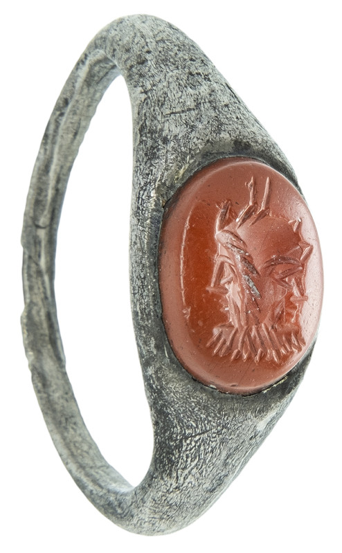 ARQUEOLOGÍA. ROMA. Anillo con entalle que muestra un gryllos en el que se combin...