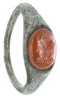 ARQUEOLOGÍA. ROMA. Anillo con entalle que muestra un gryllos en el que se combinan una cabeza de fauno y otra con casco (siglo III d.C.). Plata y jasp...