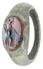 ARQUEOLOGÍA. ROMA. Anillo con entalle ovalado representando a Minerva con casco, lanza y escudo (ss. II-III d.C.). Plata y carneola. Longitud 20,2 cm....
