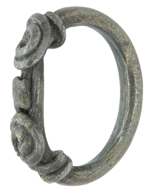 ARQUEOLOGÍA. ROMA. Anillo con decoración de hilos del mismo metal enrollados sob...
