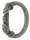 ARQUEOLOGÍA. ROMA. Anillo con decoración de hilos del mismo metal enrollados sobre el aro (ss. III-V d.C.). Plata. Longitud 22,2 cm. Peso 4,29 gr.

...