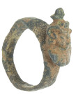 ARQUEOLOGÍA. ROMA. Anillo con aplique en relieve en forma de cabeza de Zeus-Amón (s. I-II d.C.). Bronce. Longitud 23,3 cm. Peso 4,07 gr.

Colección ...