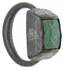 ARQUEOLOGÍA. AL-ÁNDALUS. Anillo de aro liso rematado en cazoleta de base rectangular y sección tronco-piramidal en la que se inserta una placa de vidr...