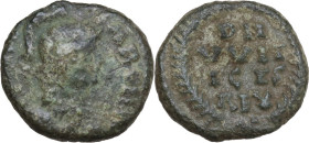 Ostrogothic Italy. Witigis (536-539). AE Decanummium, Ravenna mint. Obv. INVICTA ROMA Helmeted and draped bust of Roma right. Rev. DN/VVIT/ICES/REX in...