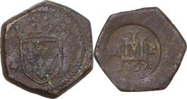 Genova. Peso esagonale della mezza doppia 1567. AE. 3.19 g. 16.00 mm. R. Al diritto è presente lo scudo di Francia. BB.