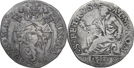 Roma. Sisto V (1585-1590), Felice Peretti. Testone 1589. CNI 183; M. 49a/50; Berm. 1329. AG. 8.96 g. 30.00 mm. RRR. Rarissimo. Patina riposata. qBB.
