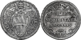 Roma. Clemente XII (1730-1740), Lorenzo Corsini. Testone 1735. CNI 44; M. 50; Berm. 2632. AG. 8.32 g. 30.00 mm. RR. Piccola soffiatura di metallo al r...