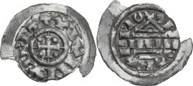Venezia. Ugo di Provenza (926-947), Re d'Italia. Denaro. CNI -; MEC 1, 1024. AG. 0.72 g. 19.00 mm. RR. Molto raro. Tondello fratturato. BB. L'attribuz...