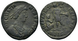 Gratian (367-383). Æ (22,8mm, 5.3g). Siscia. Pearl-diademed, draped, and cuirassed bust r. R/ Emperor standing facing, head left, raising kneeling, tu...