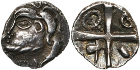 GAULE CELTIQUE, Ruteni, AR drachme, vers 58-51 av. J.-C. Type de Belvès. D/ T. à g., la chevelure formée de larges boucles en S, un collier de perles ...