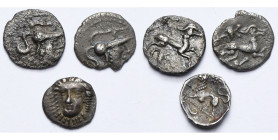 lot de 3 p.: Gaule celtique, Aulerci Cenomani, quinaire au carnyx (2); Campanie, Phistelia, obole, T. de nymphe/Lion.

Beau à Très Beau / Fine - Ver...