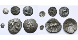 lot de 6 p.: Ile de Bretagne, Iceni, demi-unité au cheval; Gaule belgique, Ambiani, bronze au cavalier; Gaule celtique, Arverni, bronze attribué au ch...