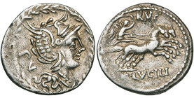 M. Lucilius Rufus, AR denier, 101 av. J.-C., Rome. D/ T. casquée de Roma à d. Derrière, PV. Le tout dans une couronne de laurier. R/ Victoire menant u...